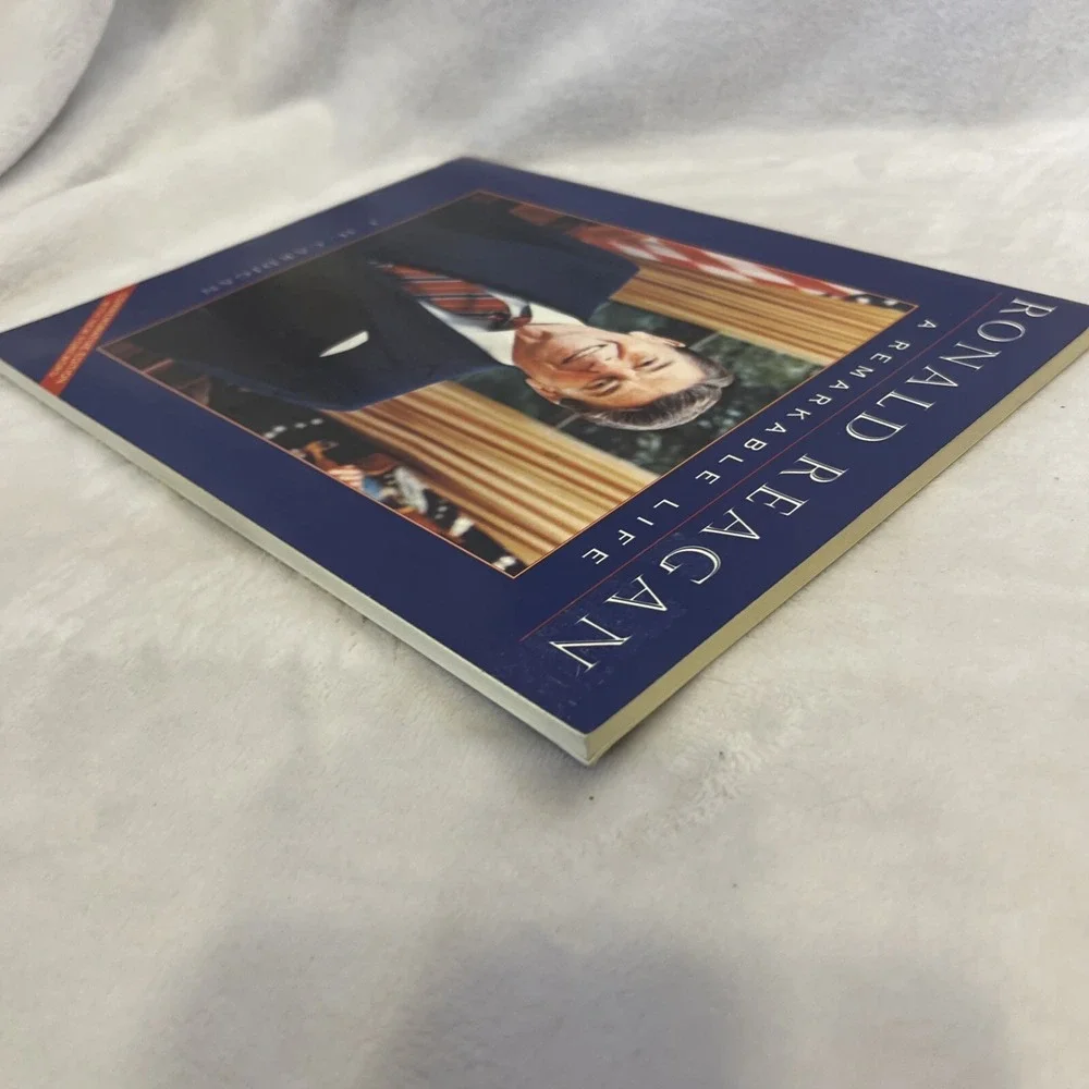 Ronald Reagan :‎ A Remarkable Life by Jim Cardigan (1995, Trade Paperback)